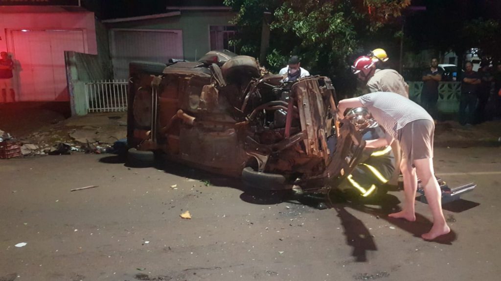 Monza capota após colisão contra árvore na Rua Cuiabá, no Bairro Neva; condutor ficou encarcerado no veículo