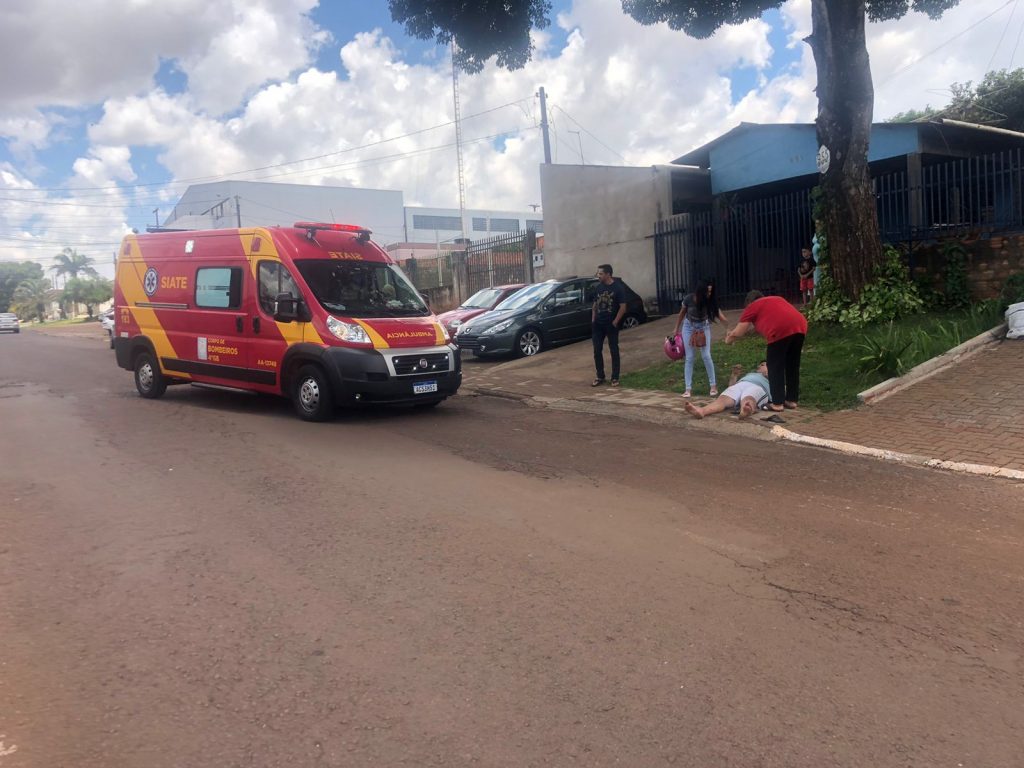 Jovem fica ferido após colisão entre carro e moto no Bairro Santa Cruz, em Cascavel