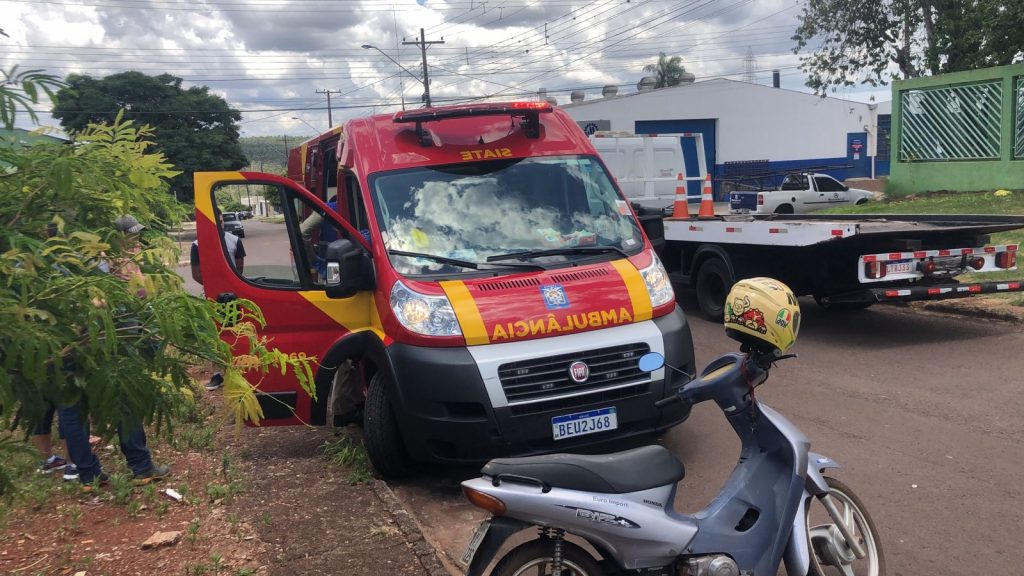 Menino com bicicleta fica ferido após ser atingido por moto no Bairro XIV de Novembro, em Cascavel