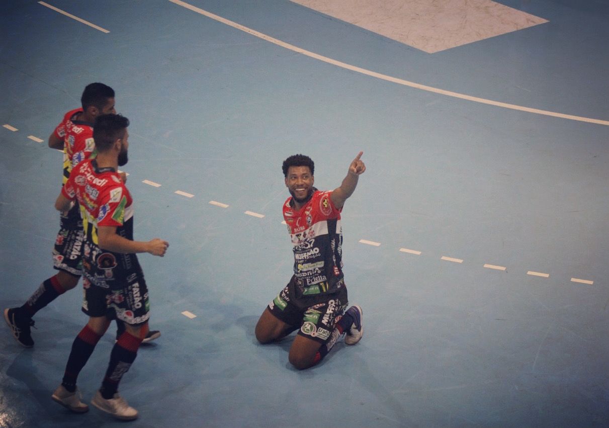 Após empate no jogo de ida, Cascavel Futsal recebe o Tubarão-SC na Neva para decidir vaga para as quartas da LNF