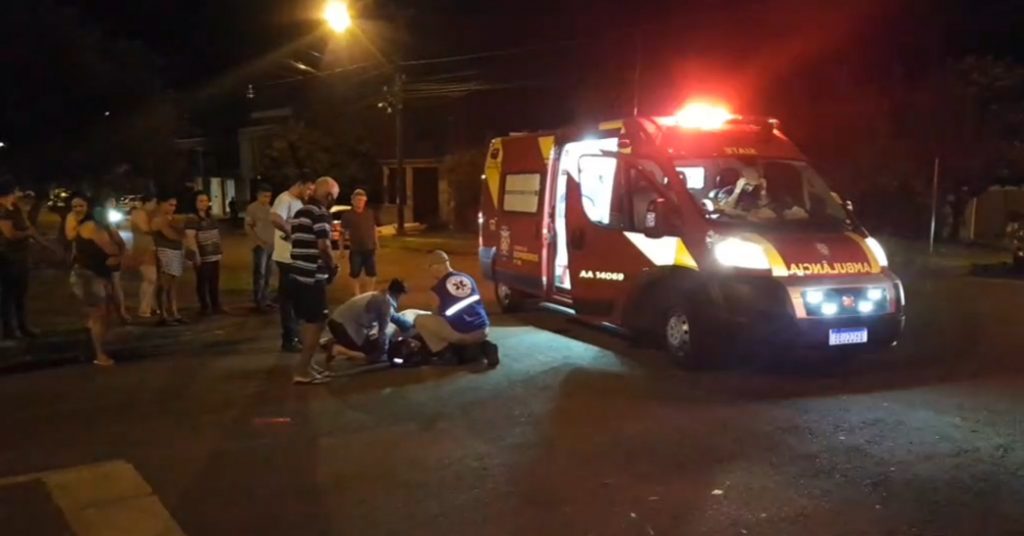Motociclista de 19 anos sofre fratura na perna em colisão contra caminhonete no Bairro Santa Cruz