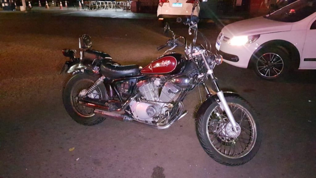 Ao acessar posto de combustíveis fechado, motociclista enrosca em corrente, sofre queda e mobiliza equipe do Siate