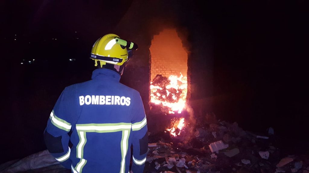 Bombeiros são mobilizados para controlar queima de lixo em terreno no Bairro Cancelli