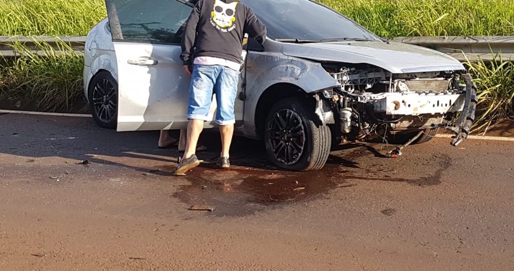 Automóvel perde controle e capota saindo da PRc-467