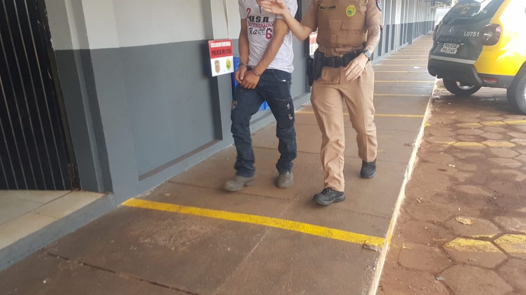 Homem é detido acusado por ameaçar mulher e filha com faca em Cascavel