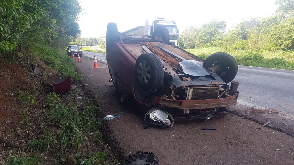 Renault Clio capota na BR-467 entre Cascavel e Toledo