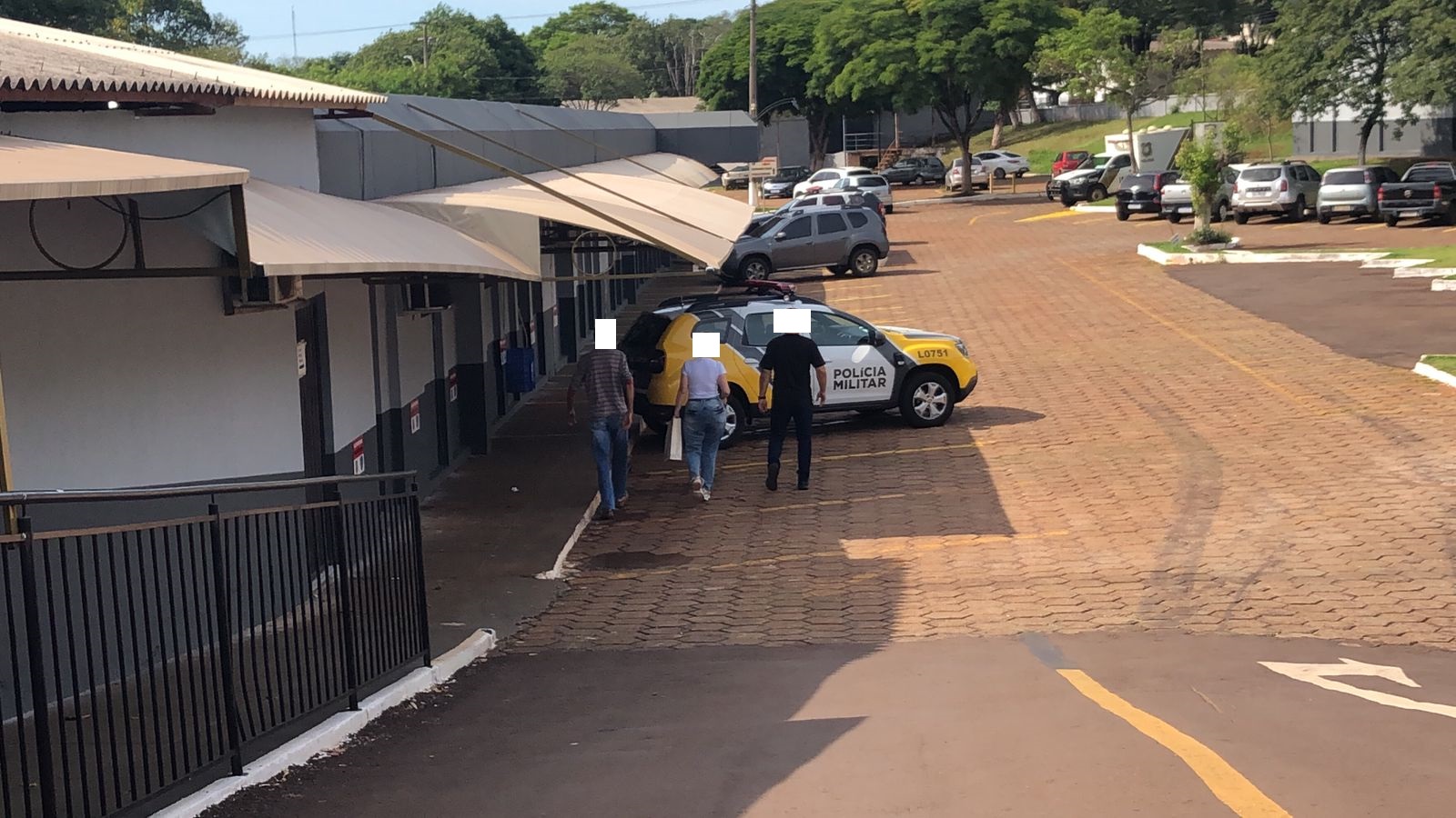 Familiares de Bruna K. Bellé, vítima de acidente na PR-180, vão ao IML para liberação do corpo