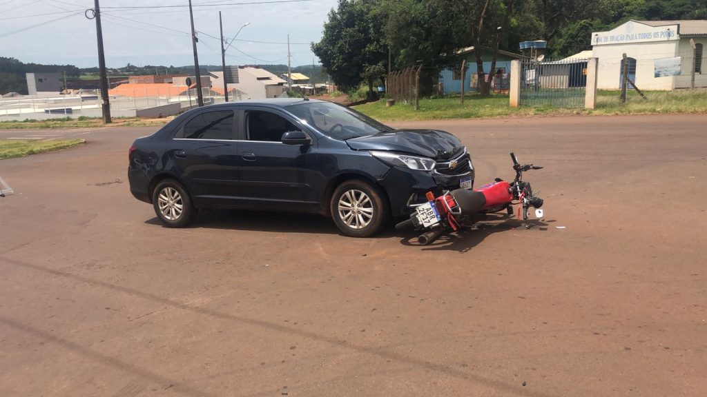 Automóvel e motocicleta colidem e um fica ferido, em Cascavel