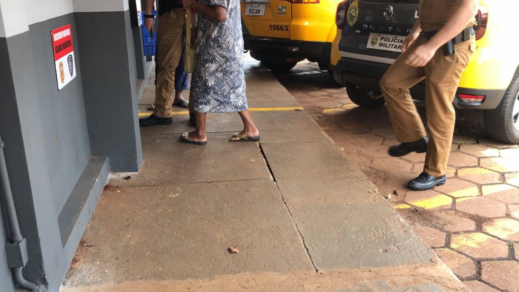 Mulher que teria agredido idosa com paulada no Esmeralda é levada à Delegacia