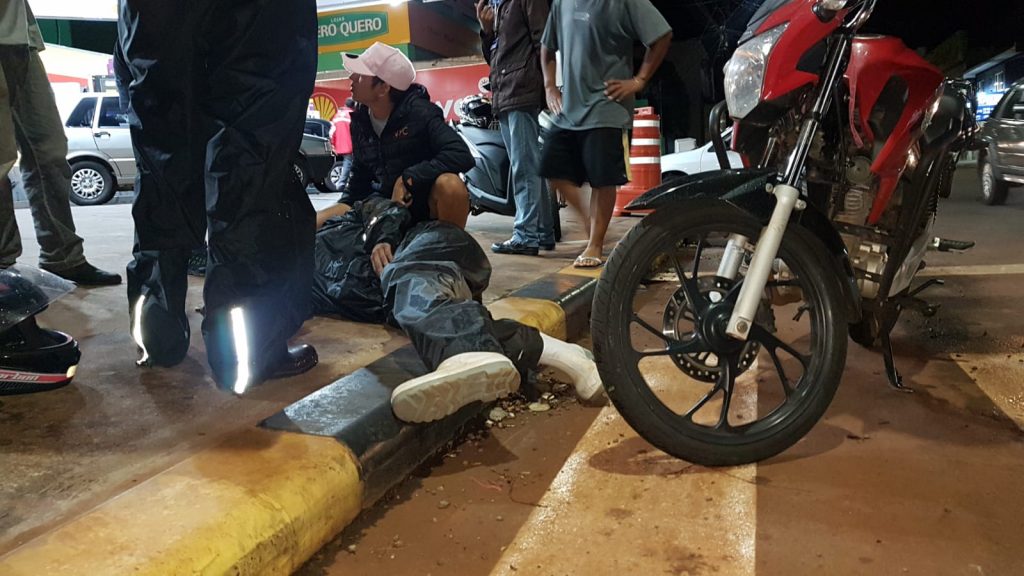Rapaz fica ferido após colisão entre carro e moto na Av. Papagaios, em Cascavel