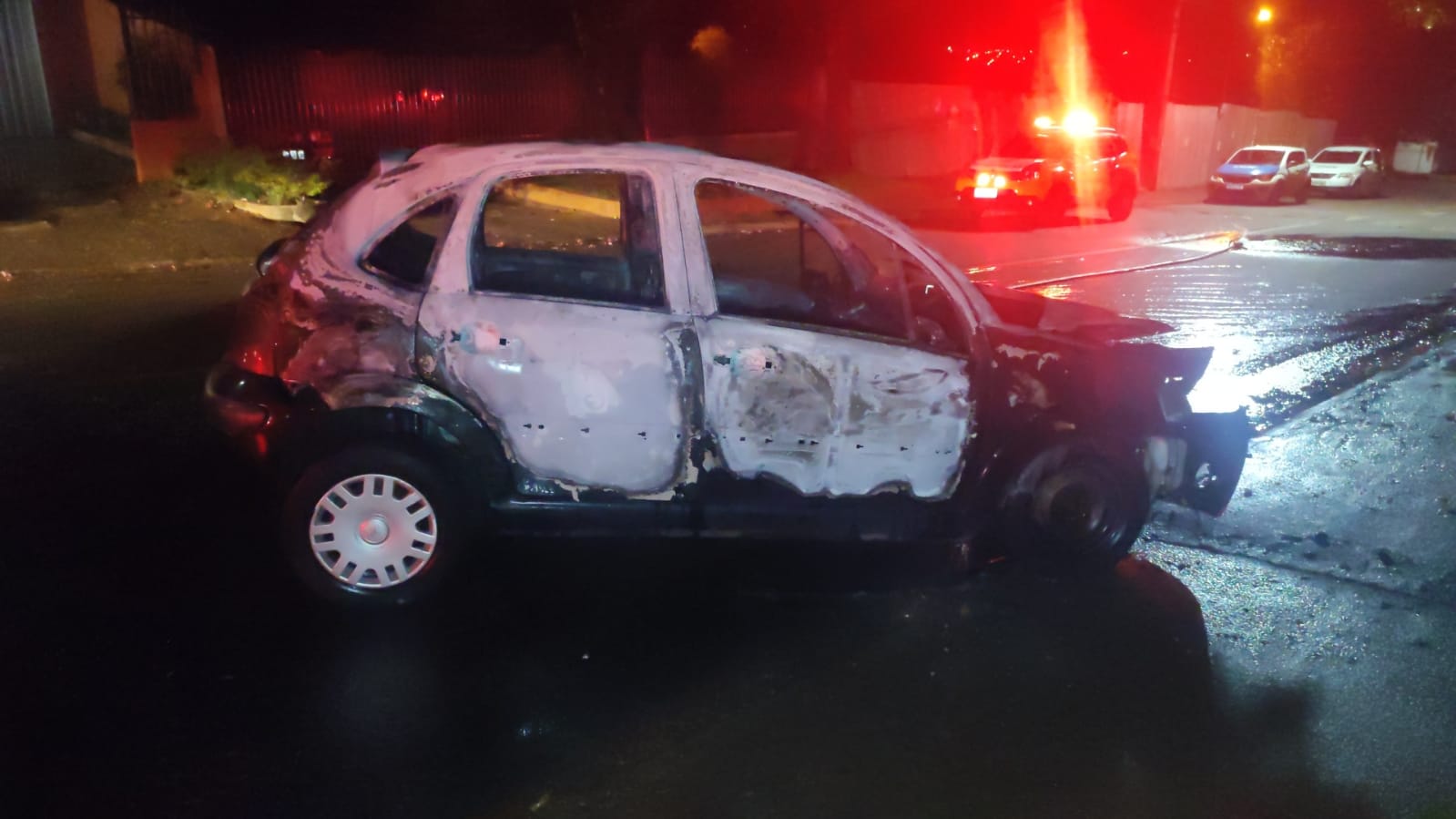 Após colidir em muro no XIV de Novembro, ocupantes de veículo ateiam fogo no automóvel e fogem do local
