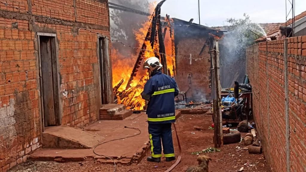 Casa de madeira é destruída pelo fogo em Toledo