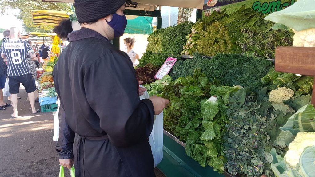 Com sol e clima agradável, população pode aproveitar a manhã de domingo na Feira do Produtor