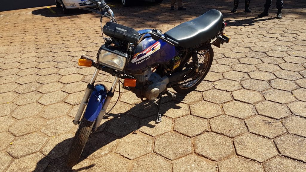Jovem de 18 anos é flagrado pela PM pilotando moto furtada e sem capacete no Cascavel Velho