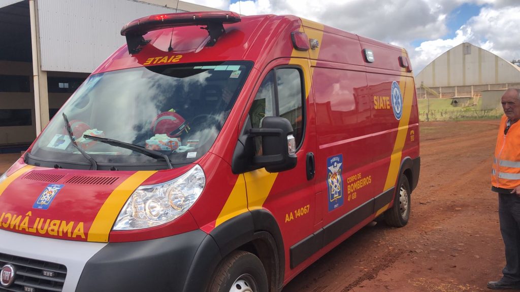 Homem de 63 anos sofre queda de caminhão e precisa do socorro do Siate em empresa às margens da BR-277