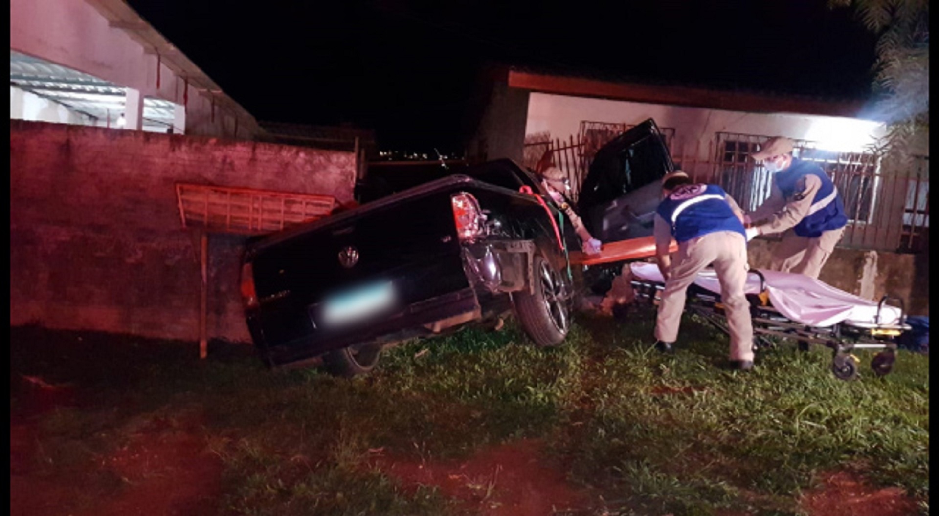 Carro desgovernado que estaria fugindo de outro acidente atinge muro de residência no Brasília