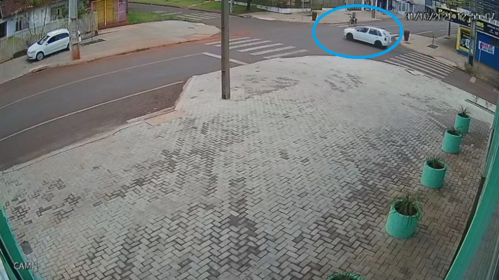 Câmera de segurança flagra colisão de trânsito e Gol fugindo do local