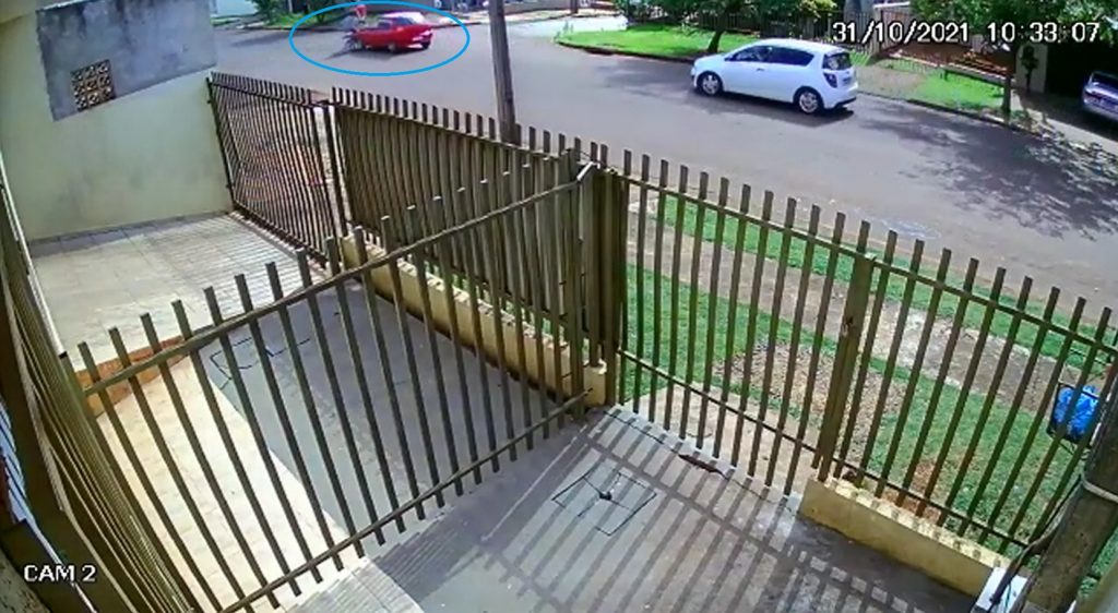 Câmera flagra colisão entre carro e moto no Montreal