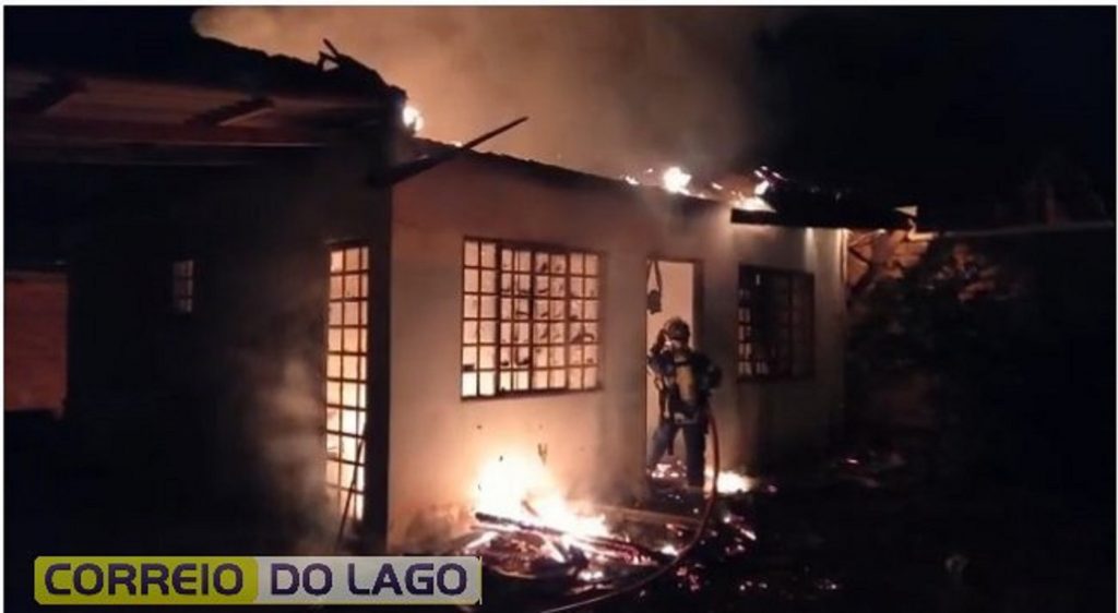 Homem morre em incêndio em residência em Foz