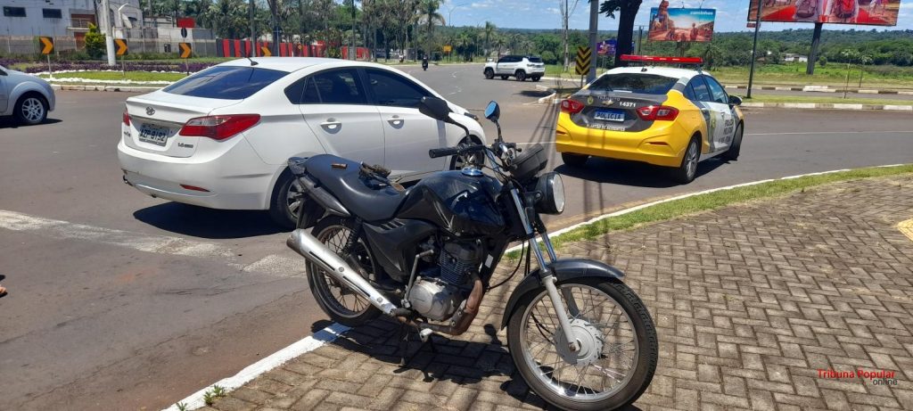 Motociclista sofre fratura em perna em colisão traseira na Av. das Cataratas, em Foz do Iguaçu