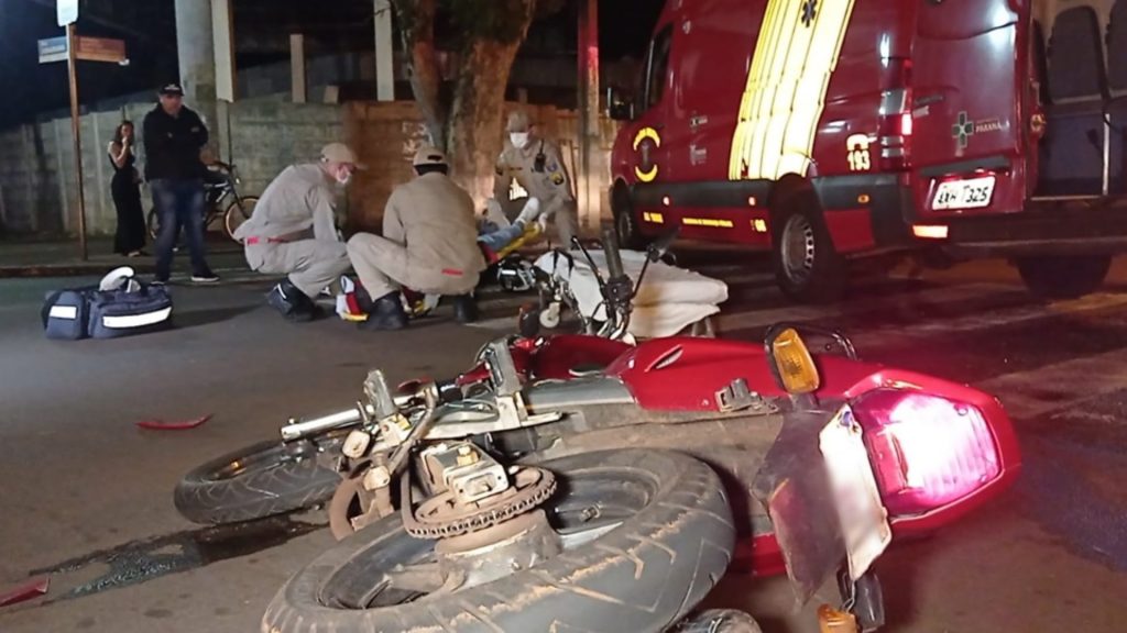 Ocupantes de moto ficam feridos em colisão contra veículo Fox em Campo Mourão