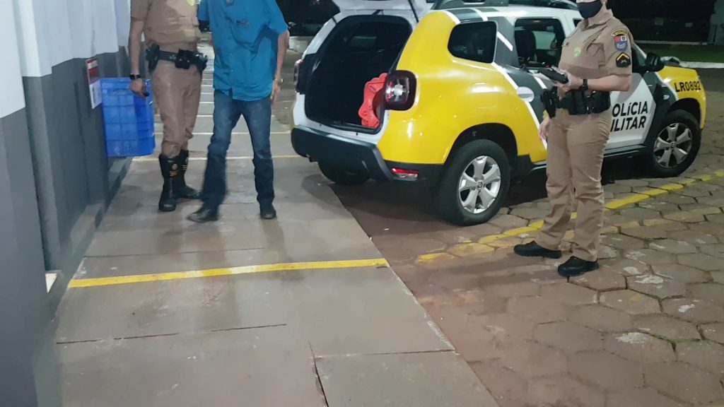 Após colidir contra carro estacionado, motorista é preso pela PM por embriaguez no Bairro Cascavel Velho