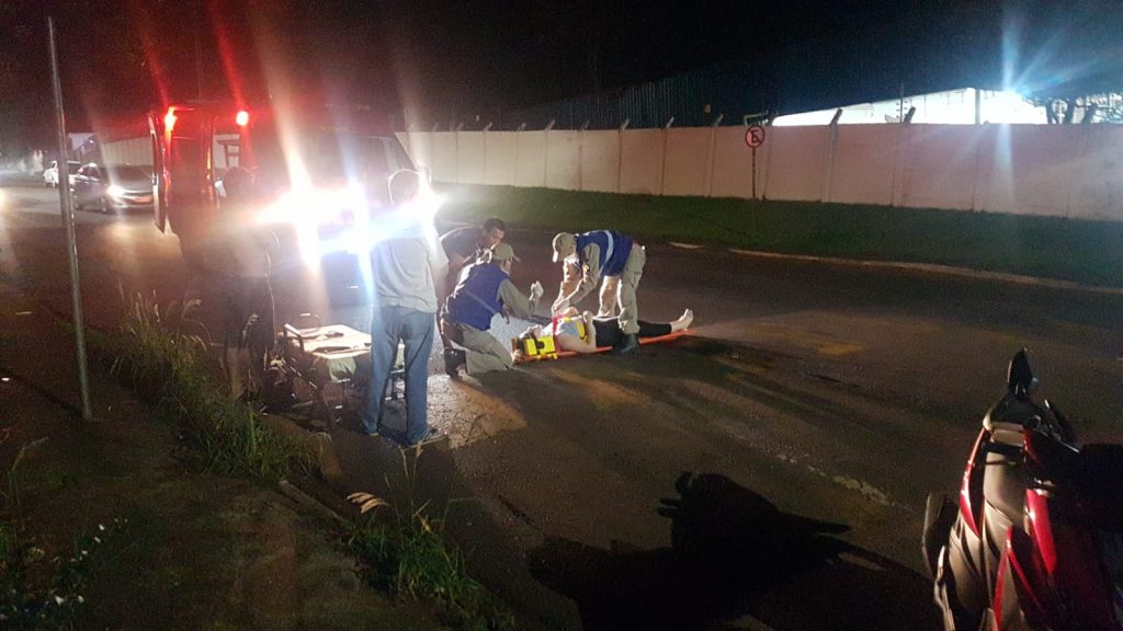 Mancha de óleo na pista causa queda de motociclista na Rua Jacarezinho; Siate foi mobilizado