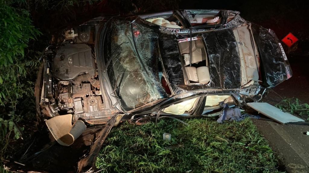 Azera fica destruído após capotar na rodovia que liga Maripá a Nova Santa Rosa; condutor ficou ferido