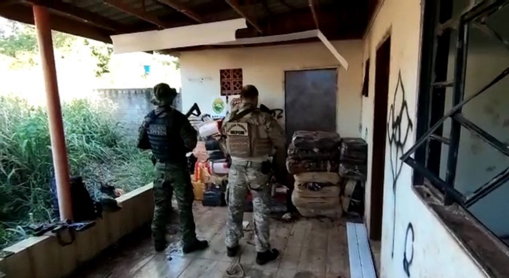 BPFron e Polícia Federal apreendem 802 kg de substância análoga a maconha em Guaíra