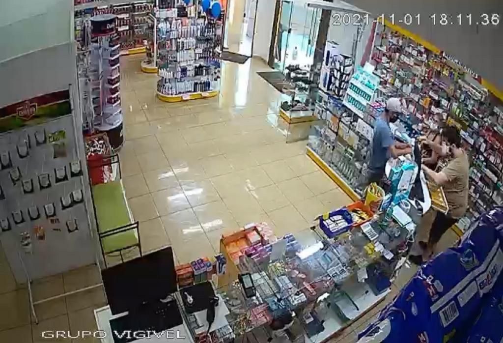 Câmera flagra assalto a mão armada em farmácia em Cascavel