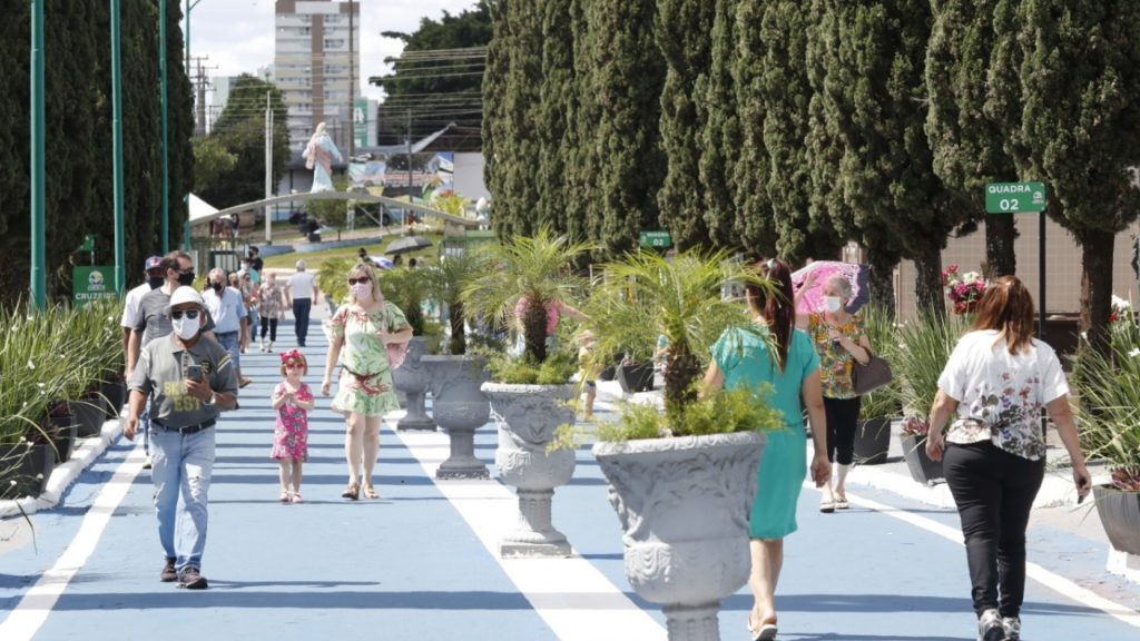 Movimento nos cemitérios de Cascavel foi mais intenso pela manhã