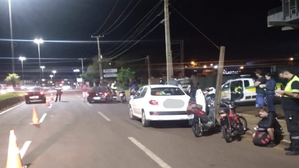 Ao furar bloqueio e ameaçar a segurança na via, condutor soma mais de R$ 5 mil em multas durante blitz no feriadão