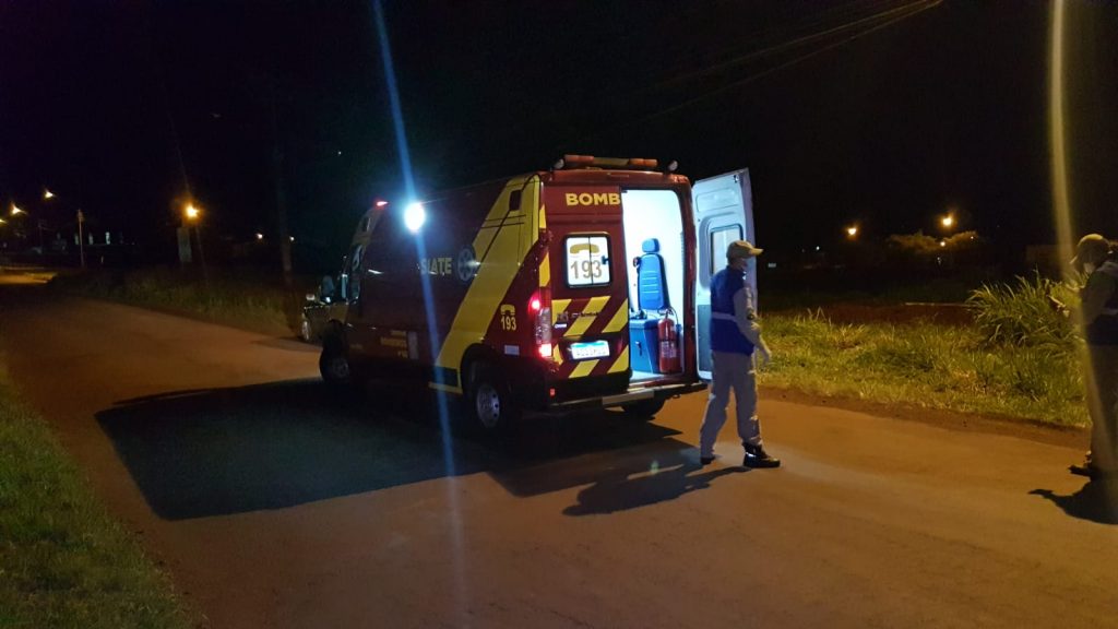 Colisão entre carro e moto deixa mulher ferida às margens da BR-277, no Bairro Santos Dumont