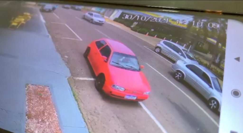 Câmera flagra ladrão conduzindo carro furtado instantes após o furto no Bairro Alto Alegre