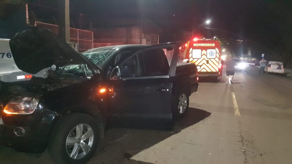 Amarok colide contra caminhão estacionado na Rua Manaus, no Country; Siate foi mobilizado