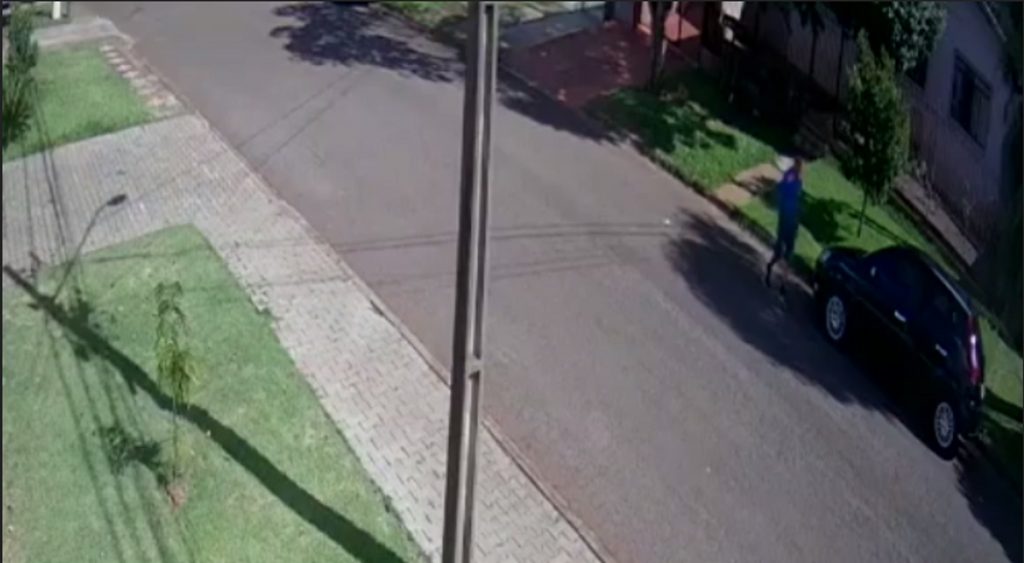 Furto de veículo Gol é flagrado por câmera de monitoramento no Bairro São Cristóvão