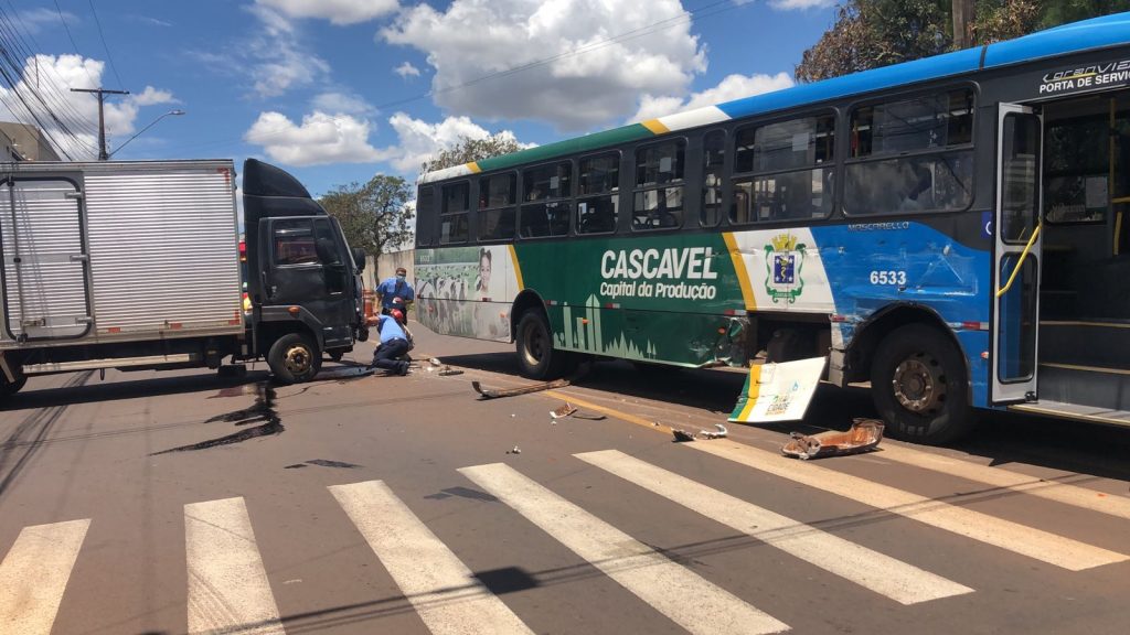 Forte colisão entre ônibus e caminhão é registrada em Cascavel