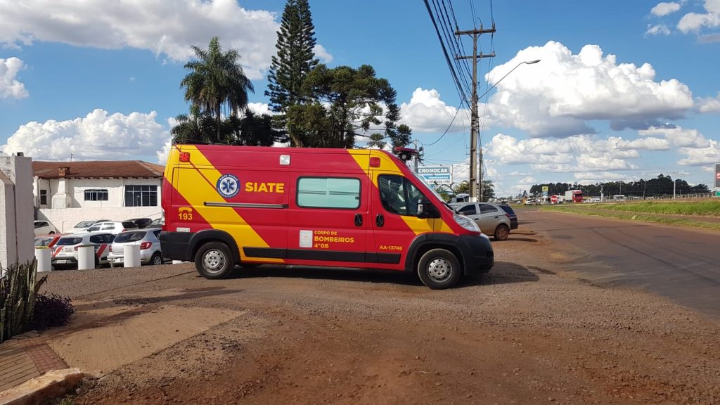 Mulher fica ferida ao sofrer queda de mesmo nível em empresa às margens da BR-277