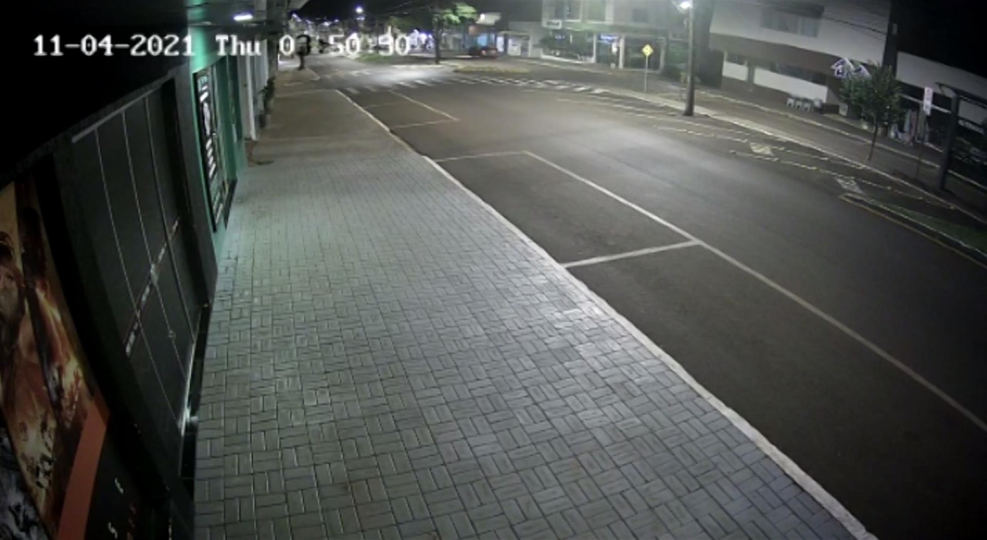 Vídeo mostra assaltantes realizando disparos de fuzil para tentar afugentar polícia e população