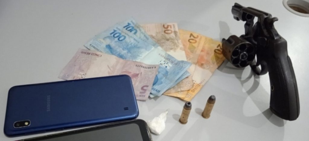 PM apreende arma, drogas e dinheiro em abordagem no município de São Miguel do Iguaçu