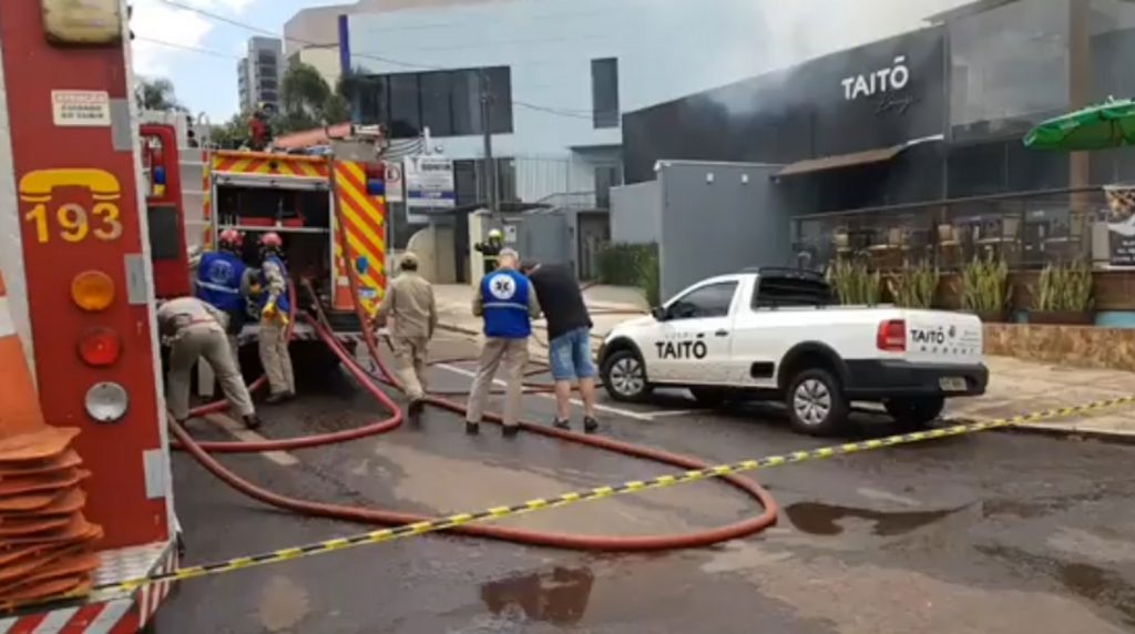 Casa é tomada por incêndio no Centro de Cascavel. Restaurante também foi atingido