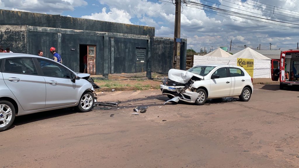 Forte colisão entre três carros deixa mulher ferida na Neva