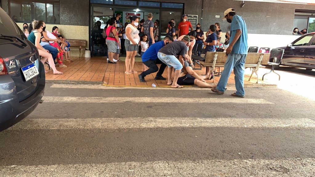 Mulher desmaia na porta da UPA à espera de atendimento