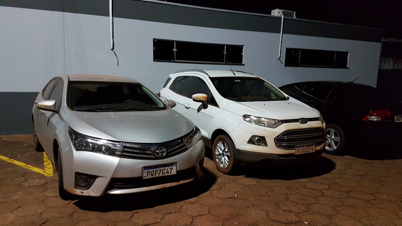 Carros usados durante assalto em Três Barras são encaminhados à delegacia