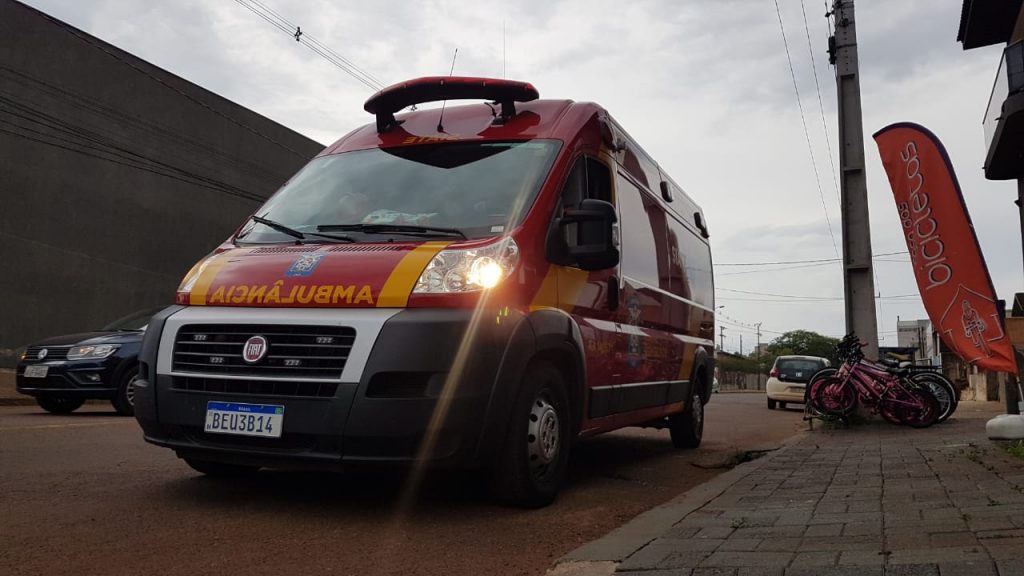 Acidente entre carro e bicicleta deixa jovem de 11 anos ferido na Rua Domiciano Theobaldo Bresolin