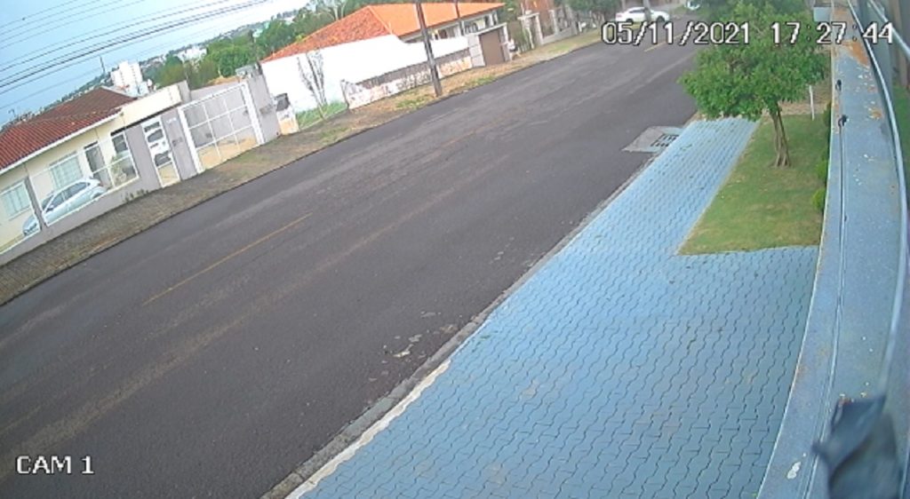 Câmera flagra forte colisão na região central