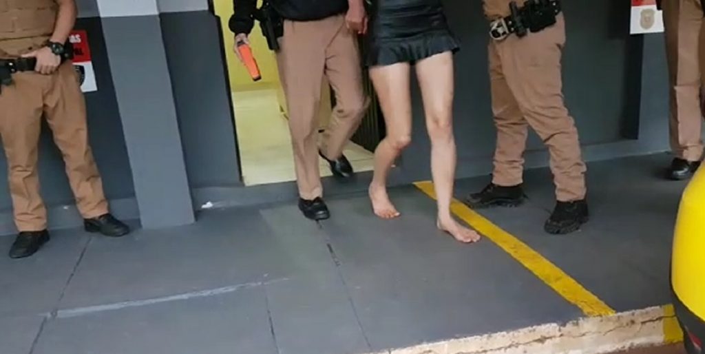 Mulher acusa motorista de aplicativo de furto, rouba o carro dele e é presa em Cascavel