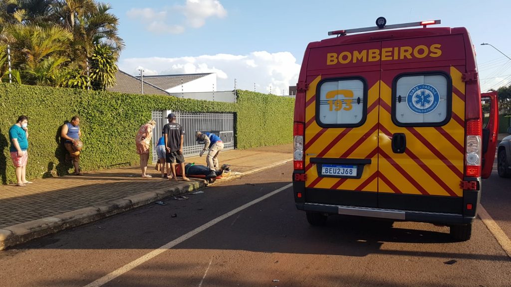 Forte colisão entre carro e moto mobiliza equipes do Siate à Rua Marechal Cândido Rondon