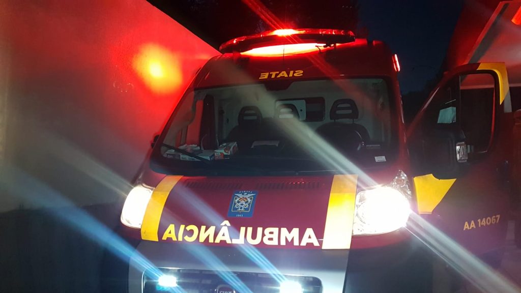 Bombeiros encaminham corpo de homem assassinado a facada para o IML