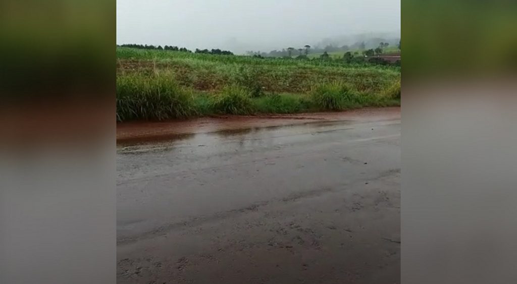 Internauta reclama de terra de área verde que vai para a via pública no Bela Vista